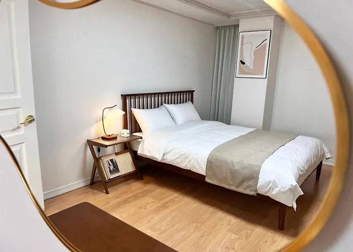 공덕역도보3분ㅣ최대6인ㅣ2룸ㅣ퀸침대3개ㅣ무료짐보관 * Seoul