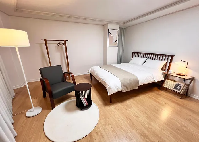 공덕역도보3분ㅣ최대6인ㅣ2룸ㅣ퀸침대3개ㅣ무료짐보관 Villa *