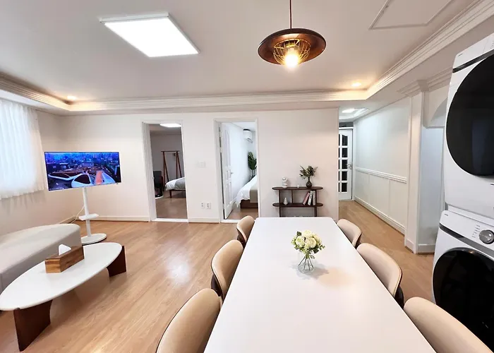 공덕역도보3분ㅣ최대6인ㅣ2룸ㅣ퀸침대3개ㅣ무료짐보관 Villa Seoul