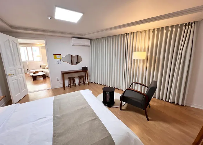 공덕역도보3분ㅣ최대6인ㅣ2룸ㅣ퀸침대3개ㅣ무료짐보관 Villa *