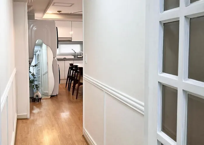 Villa 공덕역도보3분ㅣ최대6인ㅣ2룸ㅣ퀸침대3개ㅣ무료짐보관 Seoul