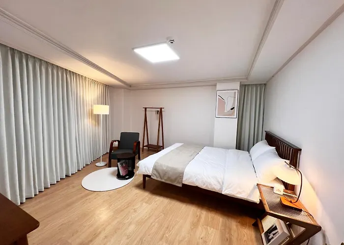 Villa 공덕역도보3분ㅣ최대6인ㅣ2룸ㅣ퀸침대3개ㅣ무료짐보관 *